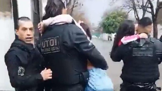 Video: Rescatan a dos menores atrapadas en su casa inundada de La Cava