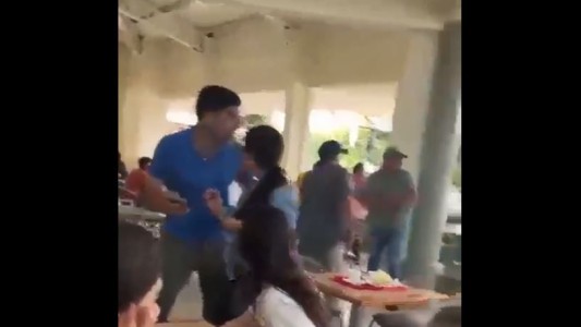 Ecuador: el candidato Otto Sonnenholzner denunció un ataque en el lugar en que desayunaba