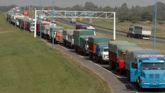 Un sector de los transportistas de carga iniciaron un paro por tiempo indeterminado