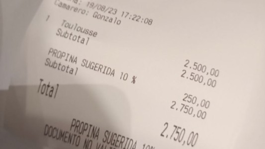 Restaurante facturó la propina y estalló la polémica