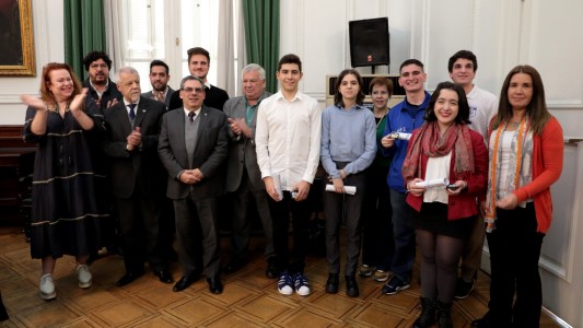 La UBA premió a estudiantes preuniversitarios que representan a Argentina en el exterior
