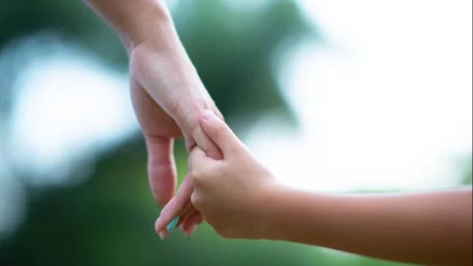 Fallo obliga a pagar cuota alimentaria a "padre solidario" que no es el biológico