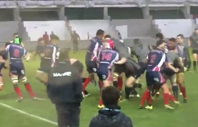 Video: feroz batalla campal en un partido de rugby