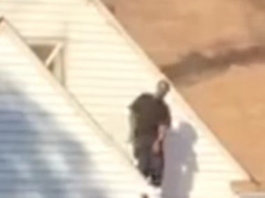 Quemó la casa de su ex novia y lo celebró bailando en el techo