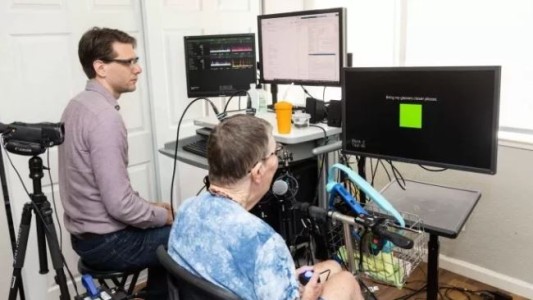 Avanzan en dispositivos que le devuelven el habla a personas que la han perdido