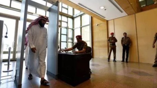 Un tribunal saudita condenó a muerte a un hombre por denunciar corrupción en redes sociales