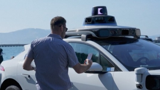 Autos sin conductores transportan pasajeros: entre la comodidad y la pérdida de empleos