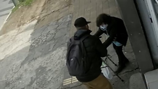 Se ofreció a ayudar a una mujer y le robó