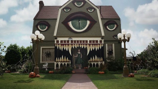 Artista transforma la casa de sus padres en una escenografía de Tim Burton