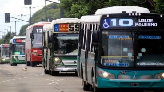 Congelarían el boleto de colectivos y trenes en AMBA hasta después de las elecciones