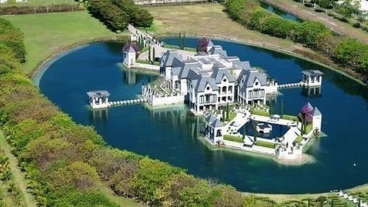 Descubren una mansión ideal para resistir una invasión zombi