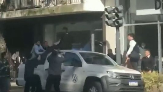 Video: Bajaron de un "conazo" a un hombre que se paró en el techo de una camioneta a estrenar en Palermo
