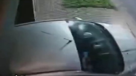 Pesadilla en La Plata: les rompieron el portón con el auto para entrarles a robar en la casa