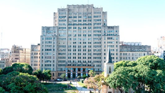 La UBA moderniza programas y acorta duración de carreras tradicionales como Ingeniería y Medicina
