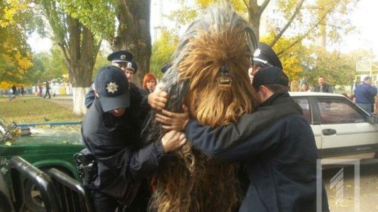 Video: detuvieron a "Chewbacca" durante las elecciones en Ucrania