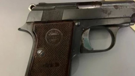 Donaron ropa a un geriátrico: entre las prendas había dos armas cargadas