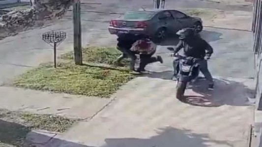 Video: salvaje persecución de motochorros a una joven para robarle el celular en Haedo