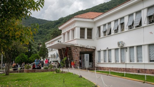 Le prendió fuego mientras mantenían relaciones sexuales, le robó y huyó