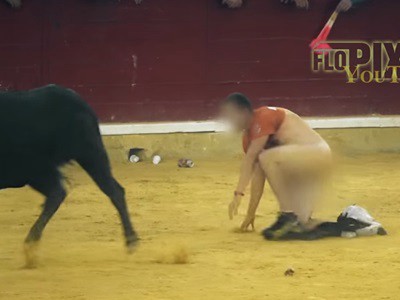 #EsViral Torero improvisado termina desnudo por provocar a un toro
