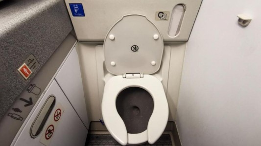 Piloto aterrizó el avión de emergencia por "riesgo biológico" de pasajero con diarrea