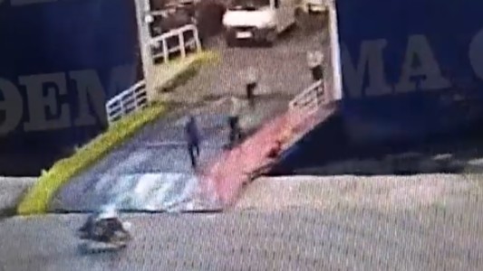 Tripulantes de un ferry arrojaran al mar aun pasajero por "llegar tarde": murió ahogado