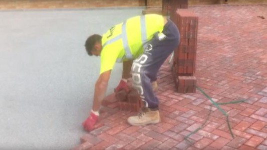 #EsViral La habilidad de un obrero con los ladrillos