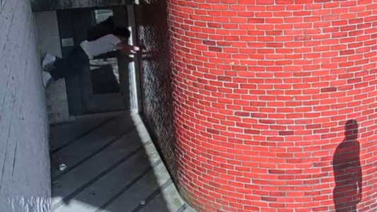 Video: con una maniobra a lo Spiderman, un femicida se escapó de la cárcel