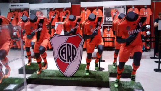 La camiseta naranja de River para homenajear los dos goles del Beto Alonso en La Bombonera