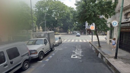 Tragedia a metros de la avenida Córdoba: murió una jubilada de 87 años tras tropezar con un pozo en la vereda