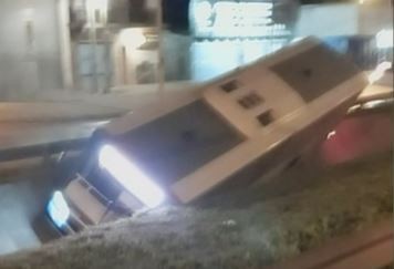 Colectivo sin frenos terminó en un zanjón