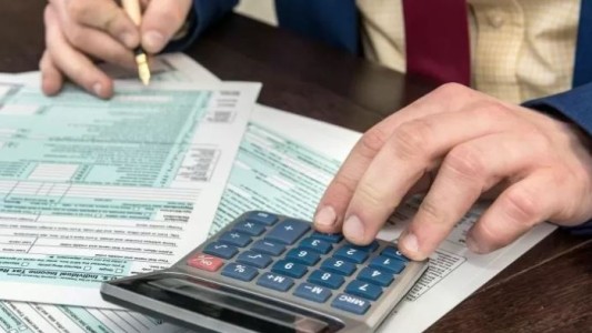 Suba del piso de Ganancias: cómo afecta a los jubilados y a los que cobran asignaciones familiares