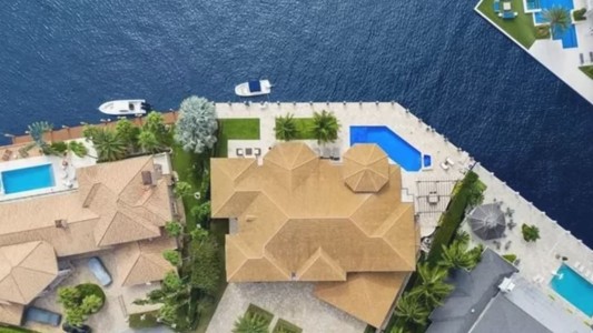 Dos muelles, una pileta frente al mar y nueve habitaciones: la mansión de Messi en Florida
