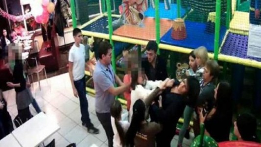Escándalo en Rusia: madres a las piñas en un pelotero
