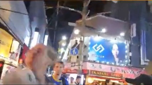 El momento en que noquean a un streamer en plena transmisión