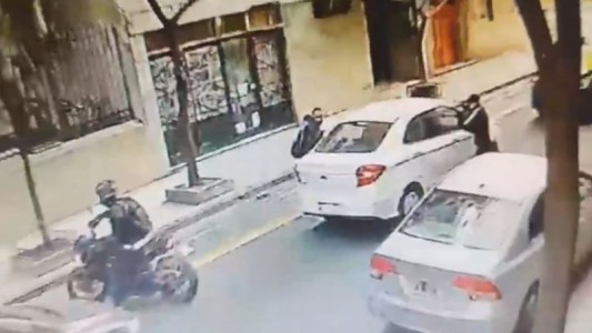 Robo piraña en Recoleta: motochorros rompieron los vidrios de un auto y se llevaron un bolso con dólares