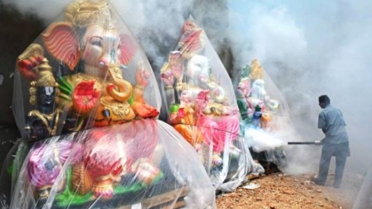 Alerta en India: cierran escuelas y oficinas en un estado para frenar el avance de un virus mortal