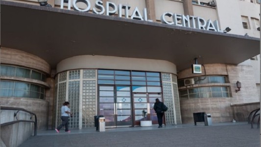 Se hizo un fondo de ojos, llamó al ascensor y cayó dos pisos por el hueco