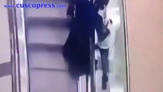 Una mujer hablaba por celular, se descuidó y su hija cayó al vacío desde la escalera mecánica