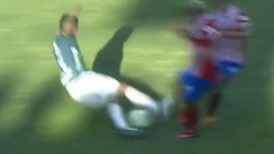 Video: la brutal patada voladora en el fútbol de Honduras que terminó con una roja y dos lesionados