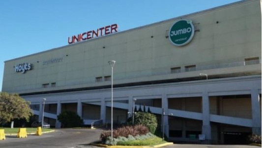 Una empleada de Unicenter le robó los datos de la tarjeta a una clienta y se compró un celular de casi mil dólares