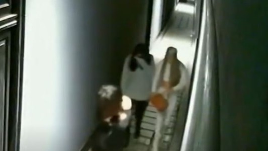 Detuvieron a tres viudas negras: pidieron hamburguesas desde el celular de un turista engañado