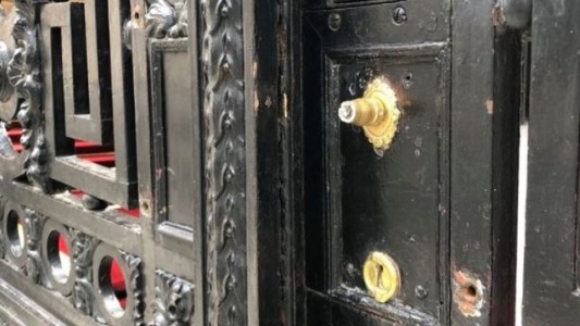 Investigan robo de piezas de bronce en el Palacio San Martín