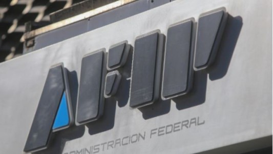 Intiman a contribuyentes con cuentas en el exterior que omitieron pagos por $ 330.000 millones