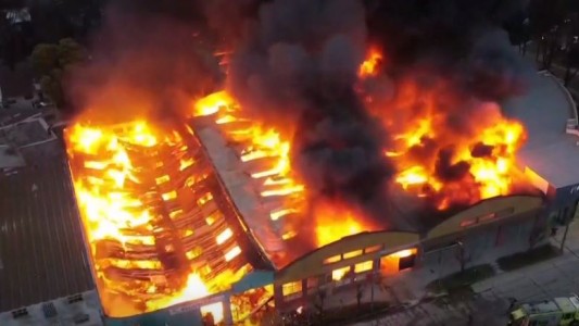 Voraz incendio en una fábrica de plásticos de Mar del Plata