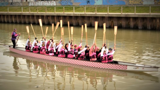 Unas 40 mil sobrevivientes de cáncer de mama en el mundo realizan remo en bote dragón