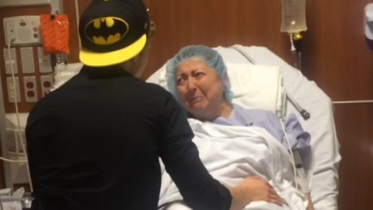 Un youtuber viajó más de 6 mil kilómetros para sorprender a su madre el día de su trasplante