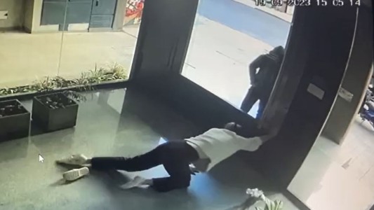 Video: se hacen pasar por pacientes para robar en un consultorio pero la empleada se dio cuenta a tiempo