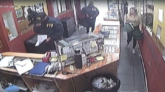 Simularon un allanamiento vestidos de policías federales y robaron en una joyería de San Justo