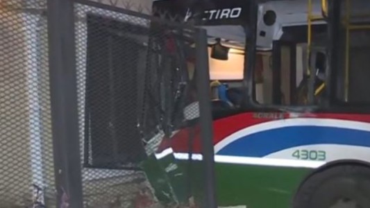 Un colectivo cruzó en rojo, chocó a un camión y se incrustó en una casa en Villa Lugano