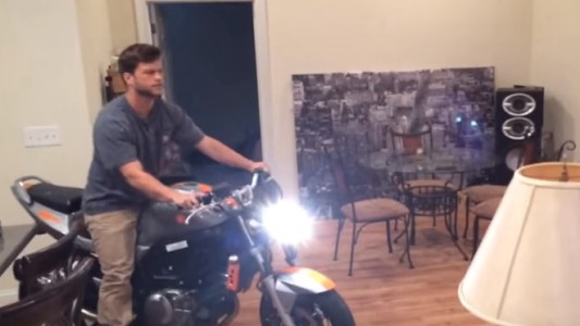 Video: final anunciado para el hombre que quiso probar la moto en su living